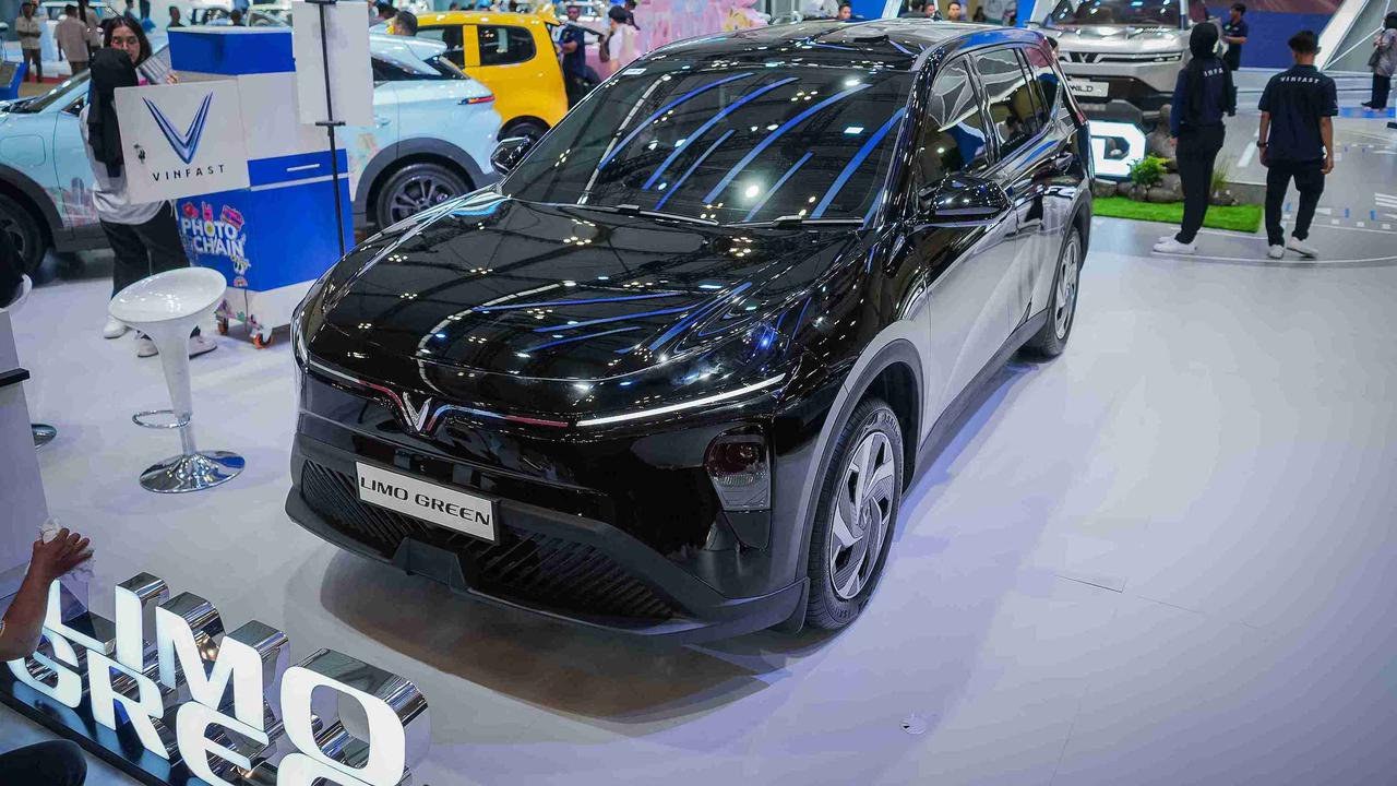 Limosin di Era Electrification: "Green Luxury" & Sihir Website Rental 2025