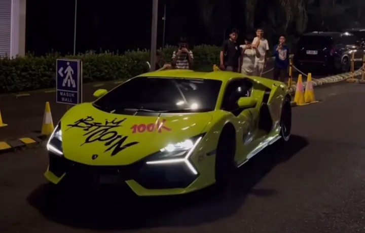 Viral! Limosin Mewah Diparkir Sembarangan di Trotoar, Netizen: 'Sombong Amat, Lo Pikir Jalanan Milik Lo?